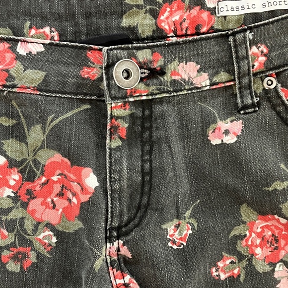City Streets women’s size 13 black/ Pink Floral Jean “Classic shorty” Shorts - Picture 13 of 16